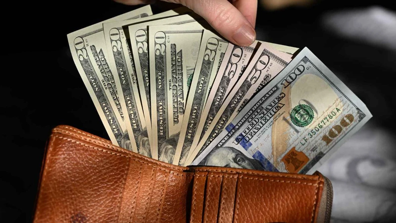 تقلبات جديدة.. سعر صرف الدولار مقابل الجنيه في تعاملات السبت 17 يناير 2026